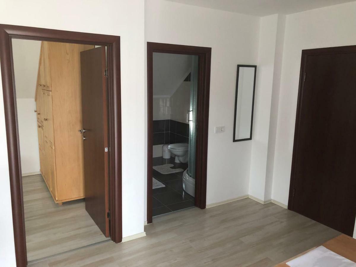 Apartment & Rooms Thomas Korenica Bagian luar foto